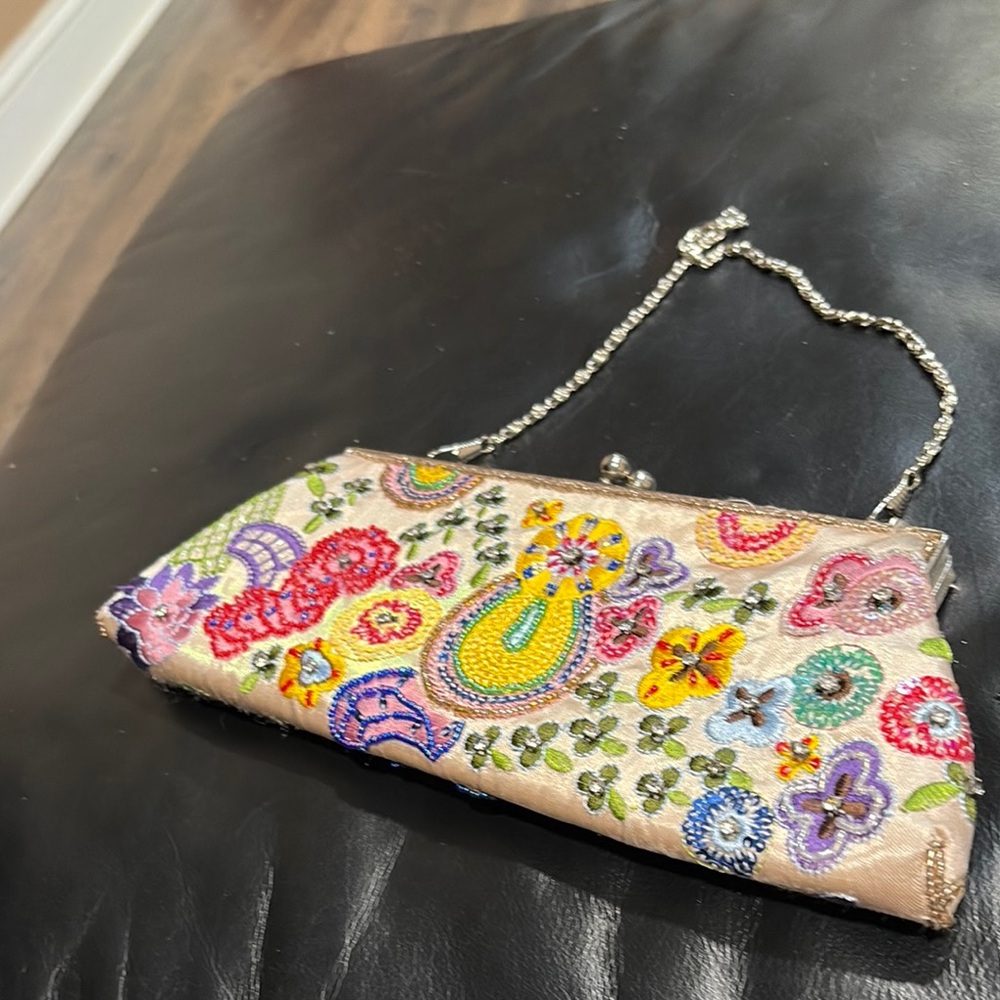 Small kiss lock hand bag